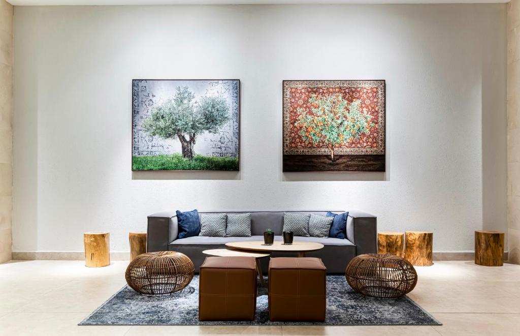 Posezení v ubytování Gomeh by Isrotel Collection