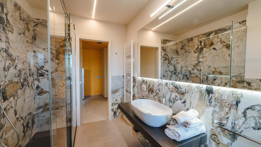 Ένα μπάνιο στο Vietti Apartments