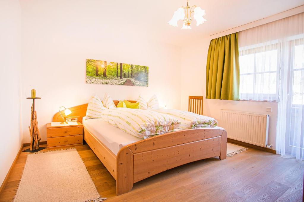 1 dormitorio con 1 cama y 1 cruz en la pared en Haus Reindl, en Leutasch