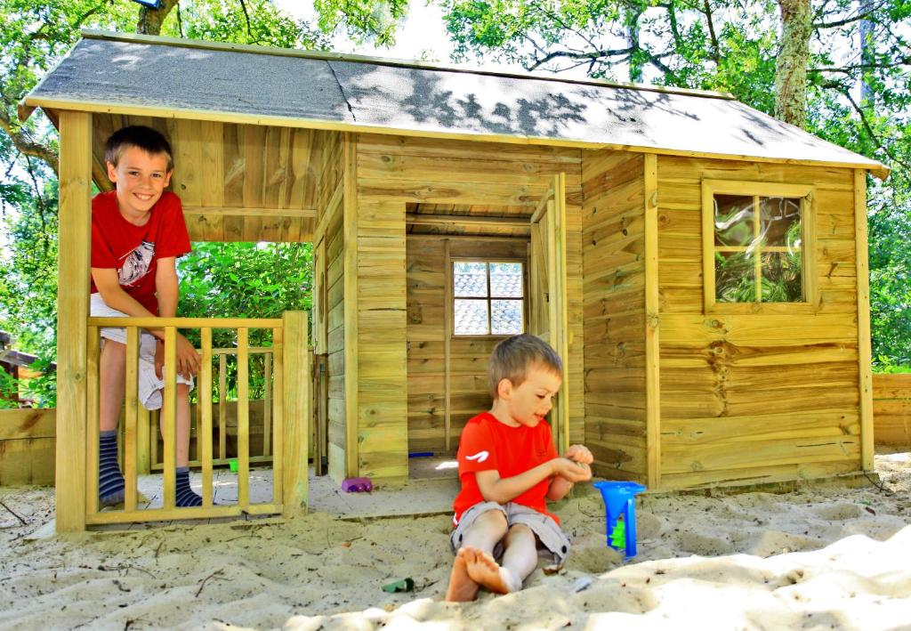 Děti v ubytování Village Nature et Océan à côté de la plage avec piscine et jacuzzi