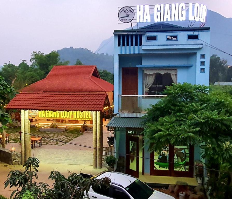 Cảnh núi rừng hoặc tầm nhìn ra núi từ nhà trọ