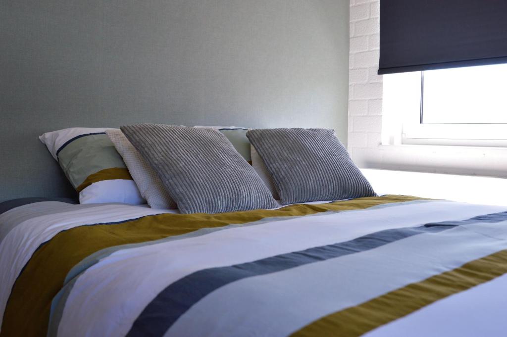 łóżko z dwoma poduszkami w sypialni w obiekcie Bed en Boats Zijlmans w mieście Drimmelen