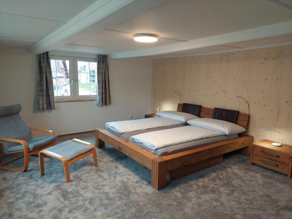 Säng eller sängar i ett rum på Zwinglis Ferienwohnung Klärli