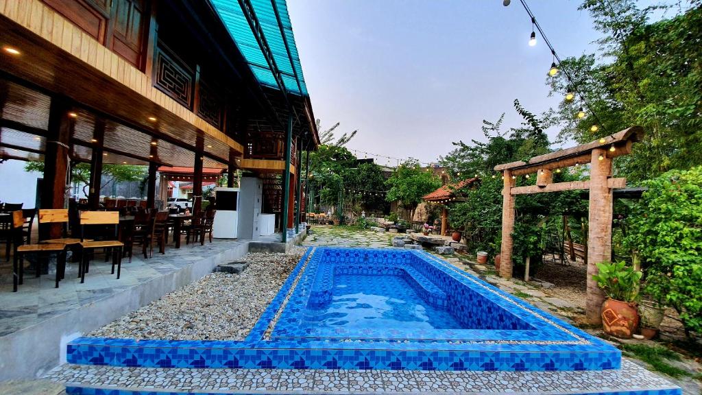 Bazén v ubytování Ha Giang Loop Hostel & Tours nebo v jeho okolí