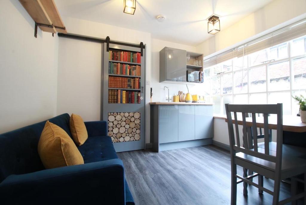 un salon avec un canapé bleu et une table dans l'établissement Alfriston Lodge By Air Premier, à Alfriston