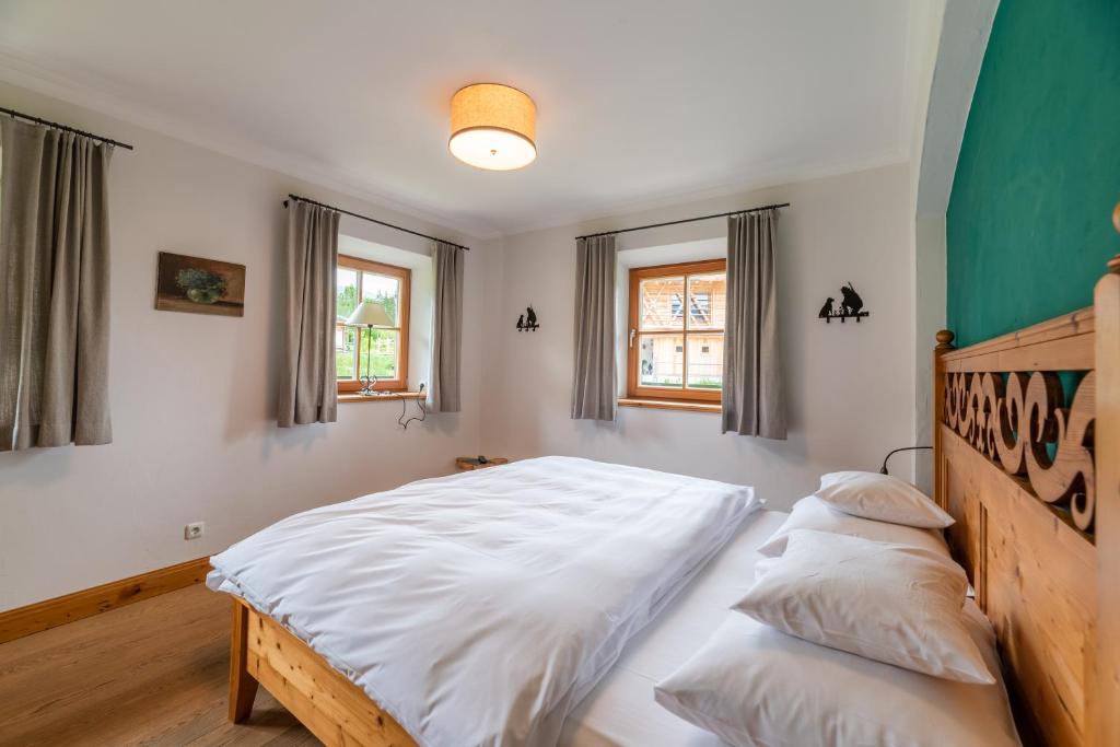 Postel nebo postele na pokoji v ubytování Relais & Châteaux Gut Steinbach Hotel Chalets SPA