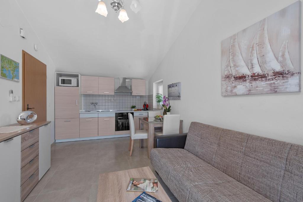 Summer house Pula - Apartment With Balcony