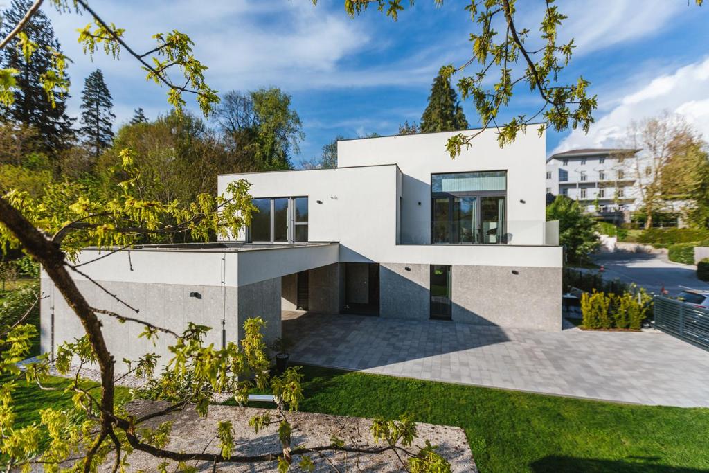 een modern huis met een witte gevel bij Vila Rina in Bled
