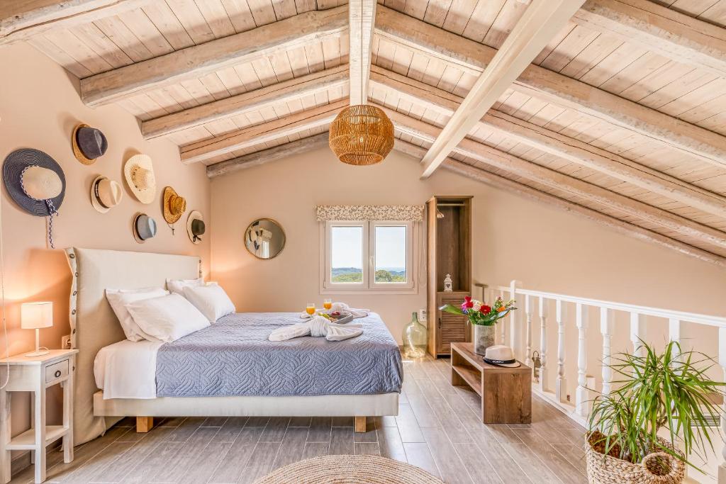 - une chambre avec un lit dans une pièce dotée de plafonds en bois dans l'établissement Private House ''Tramountana'' - Sea view, pool, à Episkopianá