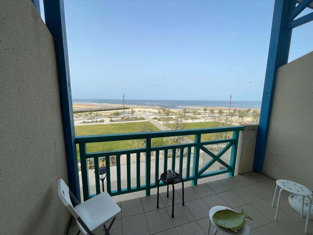 Cette chambre dispose d'un balcon avec vue sur l'océan. dans l'établissement L'Oustalet, à Mimizan