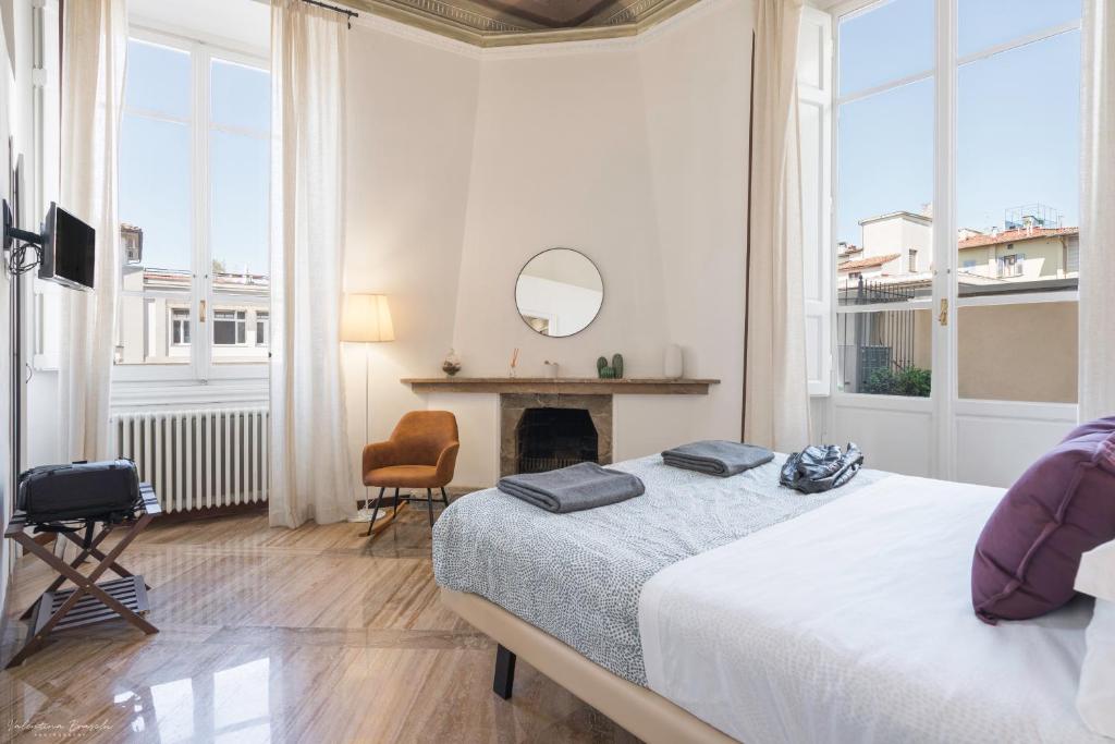 una camera bianca con letto e camino di Vin Novo Rooms & Apartments a Firenze