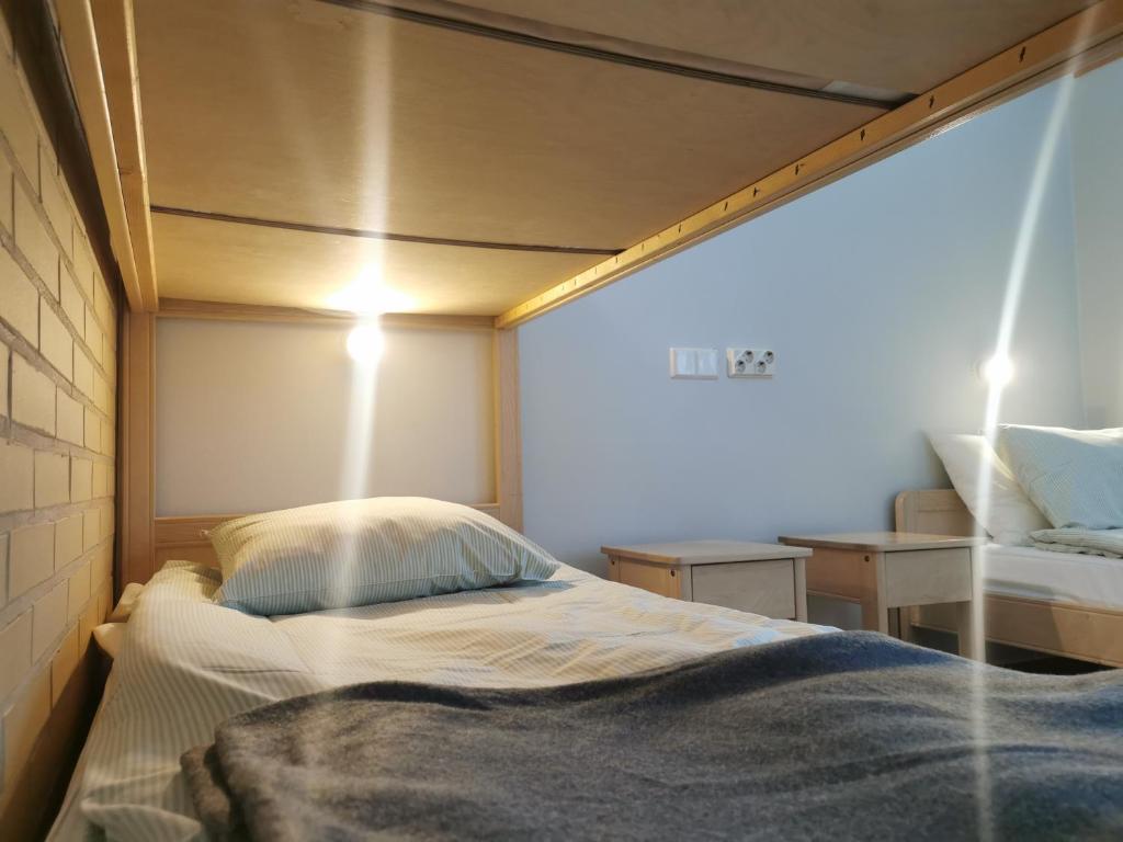 OivankiにあるNuoriso- ja luontomatkailukeskus Oivankiのベッドとテーブル付きの小さな部屋