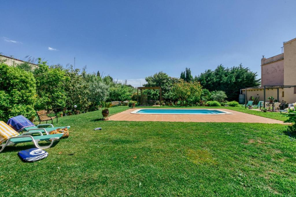 a yard with a swimming pool and two chairs at Castell del Montgrí in Torroella de Montgrí