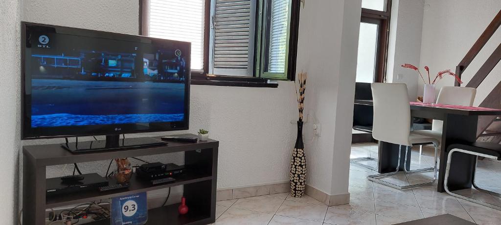 Telewizja i/lub zestaw kina domowego w obiekcie Apartment Červar