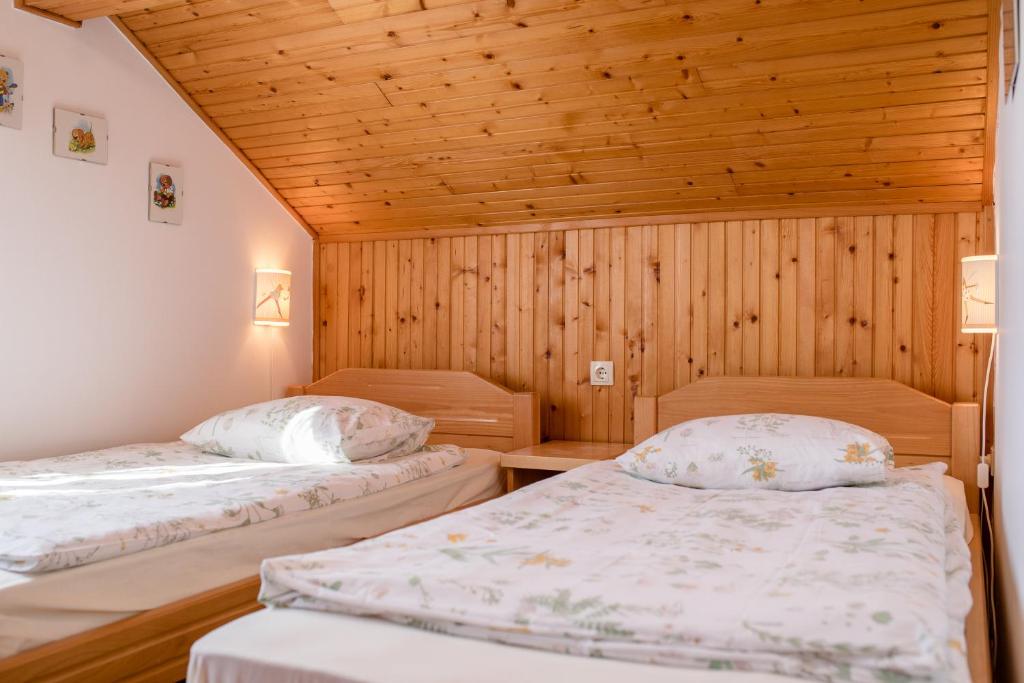 Postel nebo postele na pokoji v ubytování Apartments Tartuga