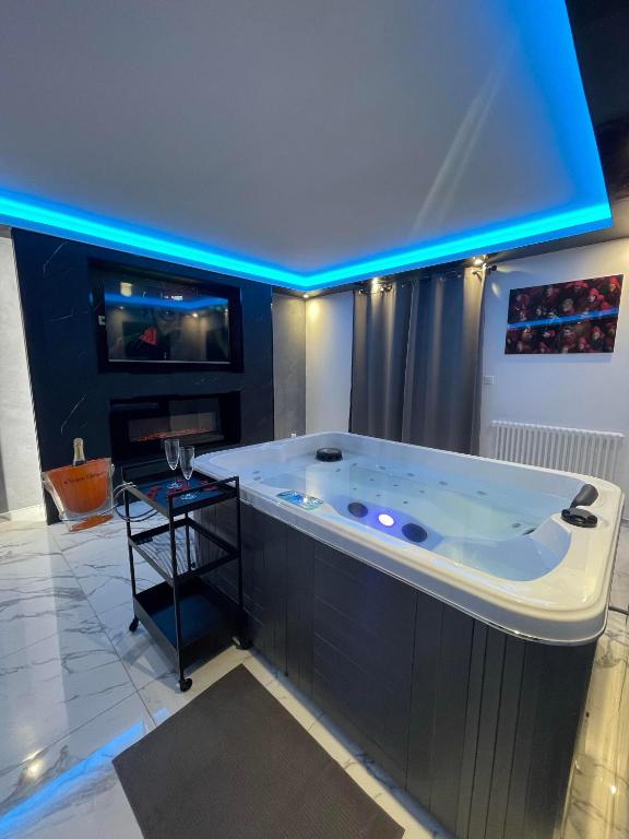 默倫的住宿－La Casa de Lové Suite Jacuzzi，蓝色灯光的客房内的按摩浴缸