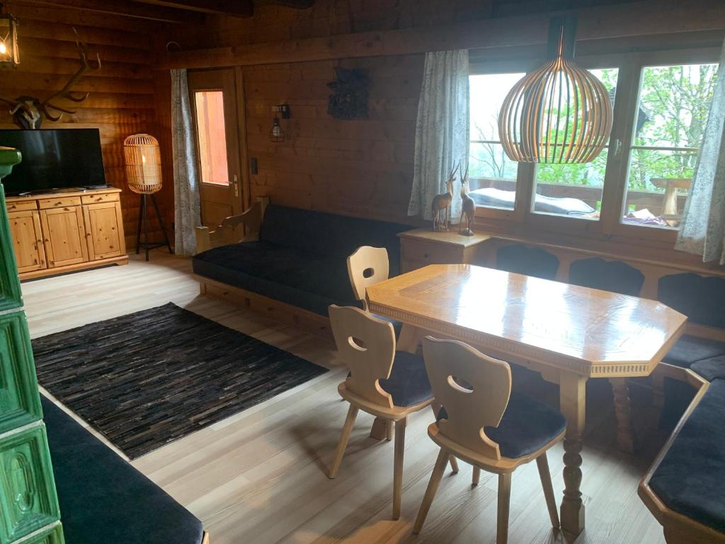 Posezení v ubytování Ferienwohnungen im Blockhaus Metzler