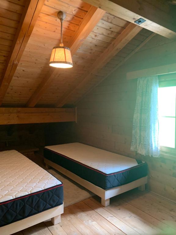 Postel nebo postele na pokoji v ubytování Ferienwohnungen im Blockhaus Metzler