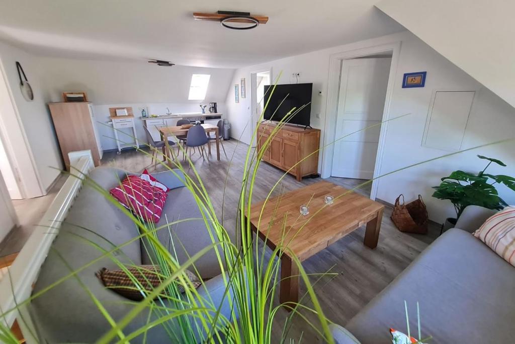 a living room with a couch and a table at Büdnerhaus in Middelhagen