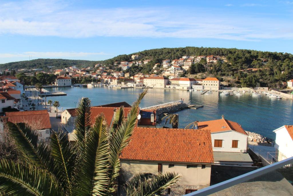 Blick auf einen Hafen mit Booten im Wasser in der Unterkunft Apartments Mara in Jelsa