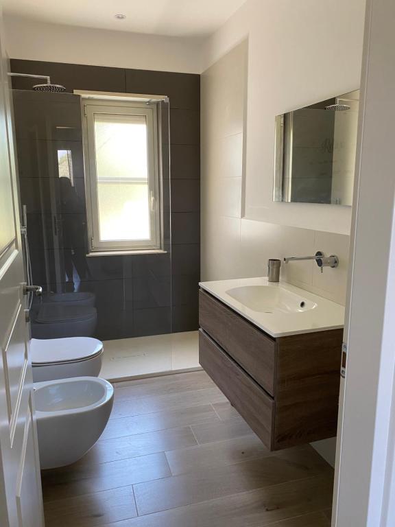 A bathroom at Tra mare e lago