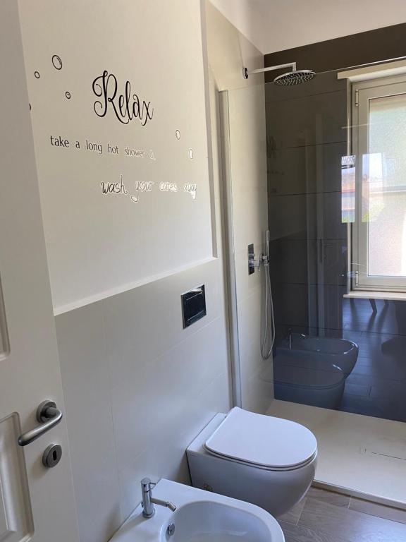 A bathroom at Tra mare e lago