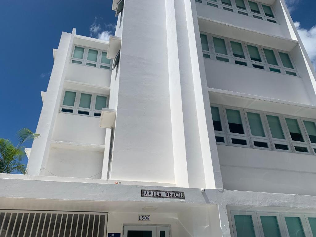 Biały budynek z znakiem przed nim w obiekcie Avila Beach w mieście San Juan