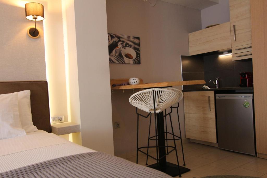 Kuchyňa alebo kuchynka v ubytovaní Aiolos Apartments Suites Ermou 64 Monastiraki Plaka 2nd Floor