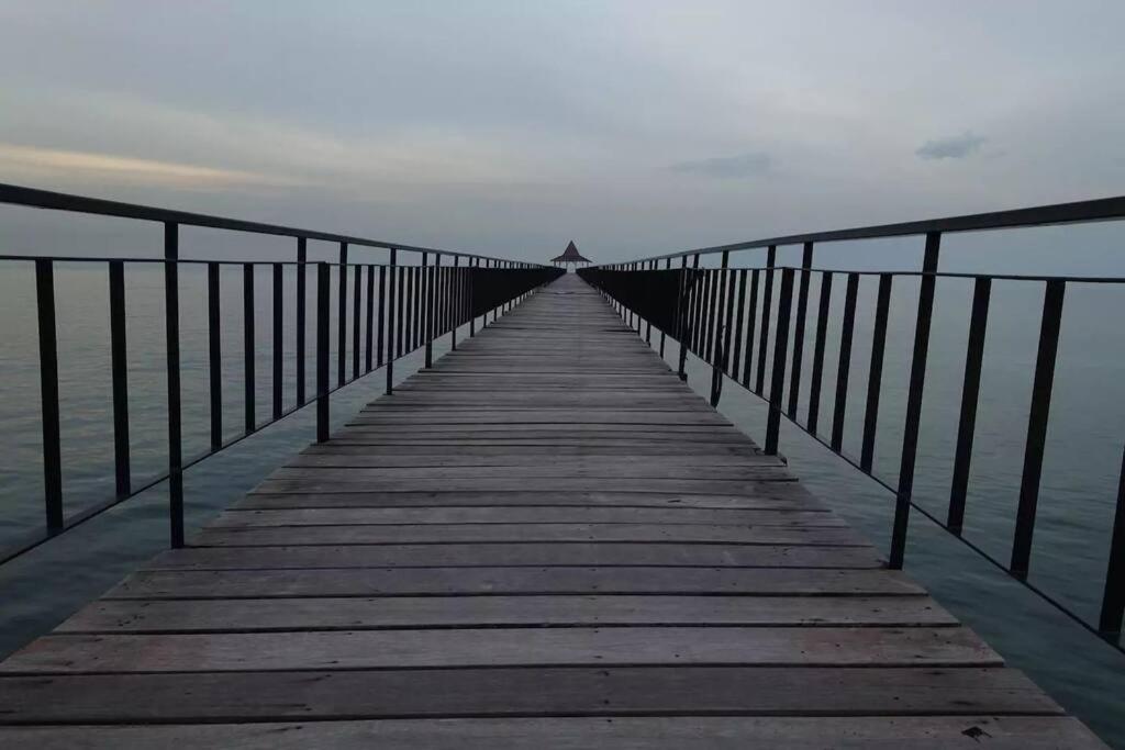 ノンガサにあるElysia Nongsa 57 Batam Luxury Villaの木造の桟橋が水中に伸びている