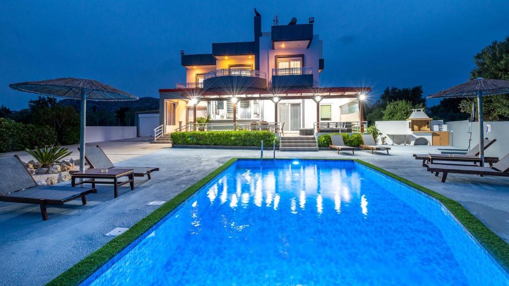 een villa met zwembad voor een huis bij Villa Di Georgia in Afantou