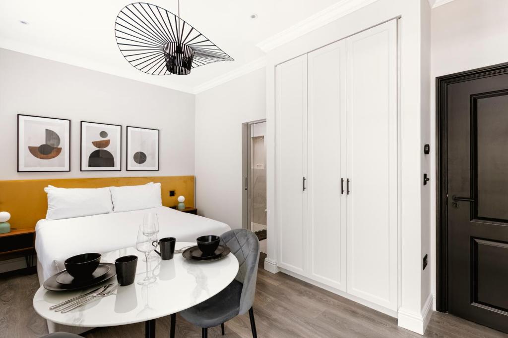 PenthouseStays Chelsea - Luxury King / Queen Bed Studios - near King's Road - 阳台工作室