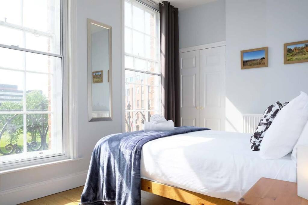 A bed or beds in a room at Seymour Townhouse by Serviced Living Liverpool