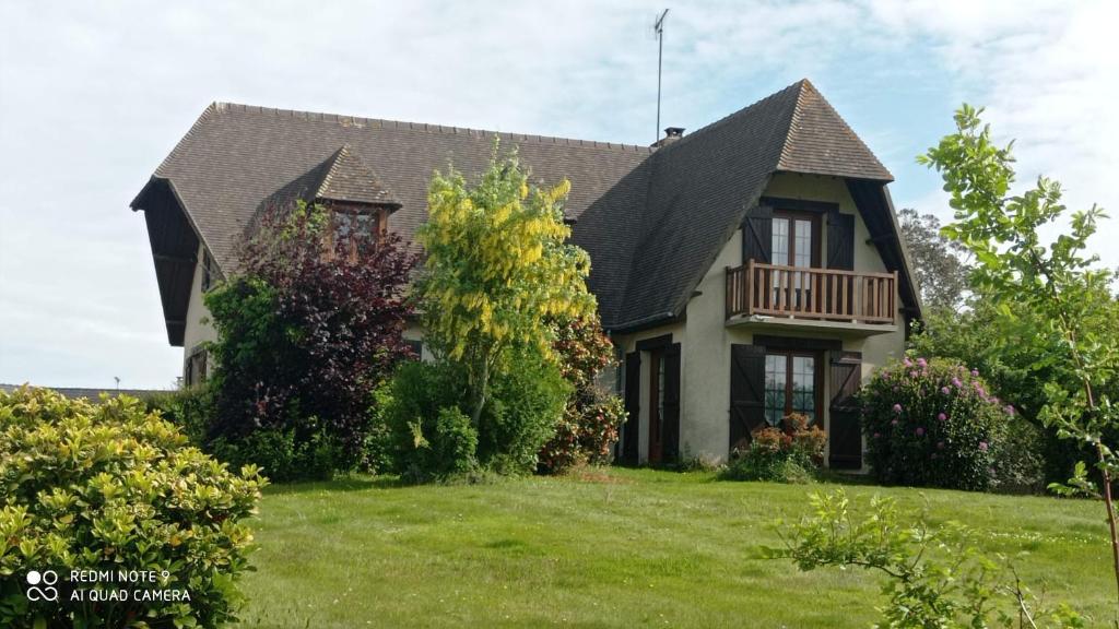 une maison avec une grande cour avec de l'herbe verte dans l'établissement La BELLA 12 - Chambre d'hôtes SDB Privative, à Bordeaux-Saint-Clair