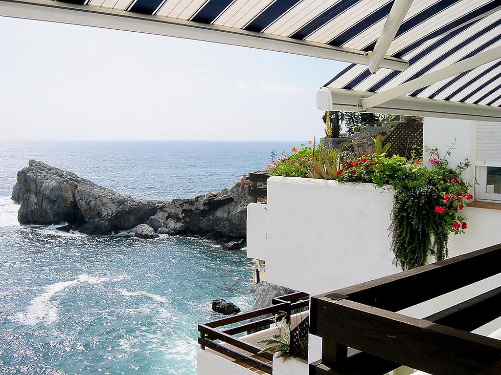 Casa con balcón y vistas al océano. en Cala Marina, en La Herradura