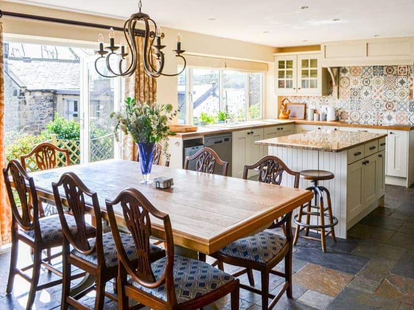 cocina con mesa de madera y sillas en Milburn House en Bellingham