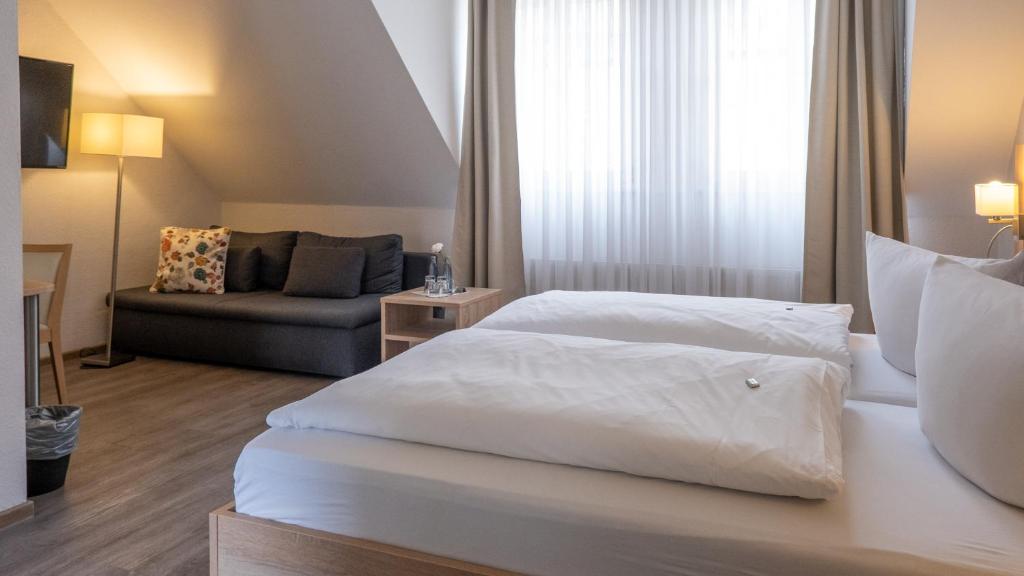Postel nebo postele na pokoji v ubytování Altstadt-Hotel