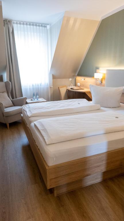 Postel nebo postele na pokoji v ubytování Altstadt-Hotel