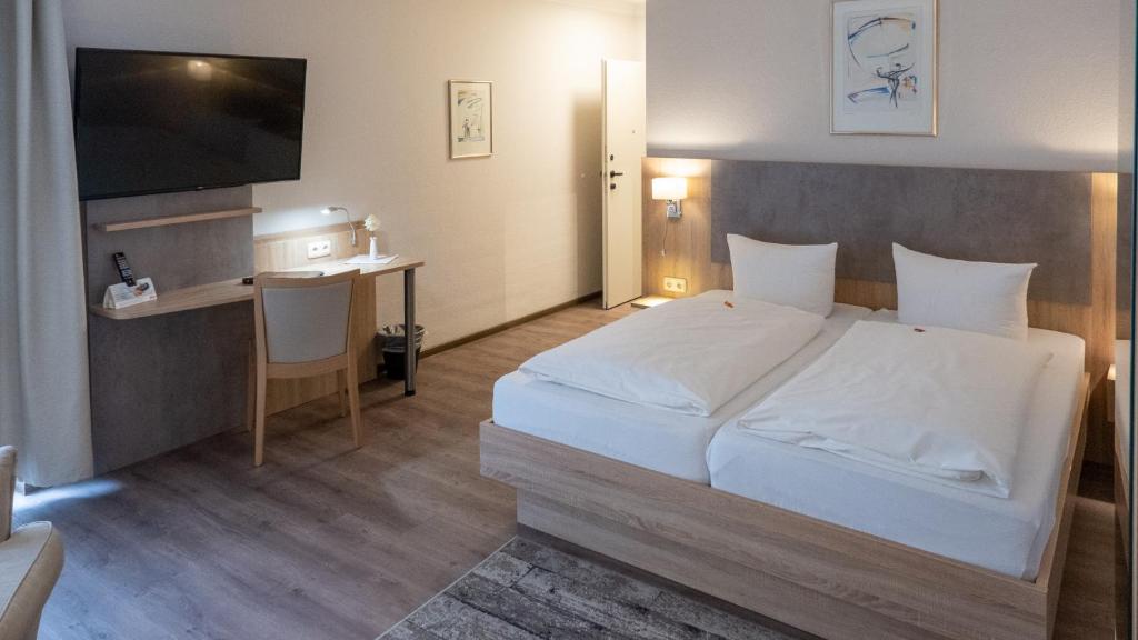 Postel nebo postele na pokoji v ubytování Altstadt-Hotel