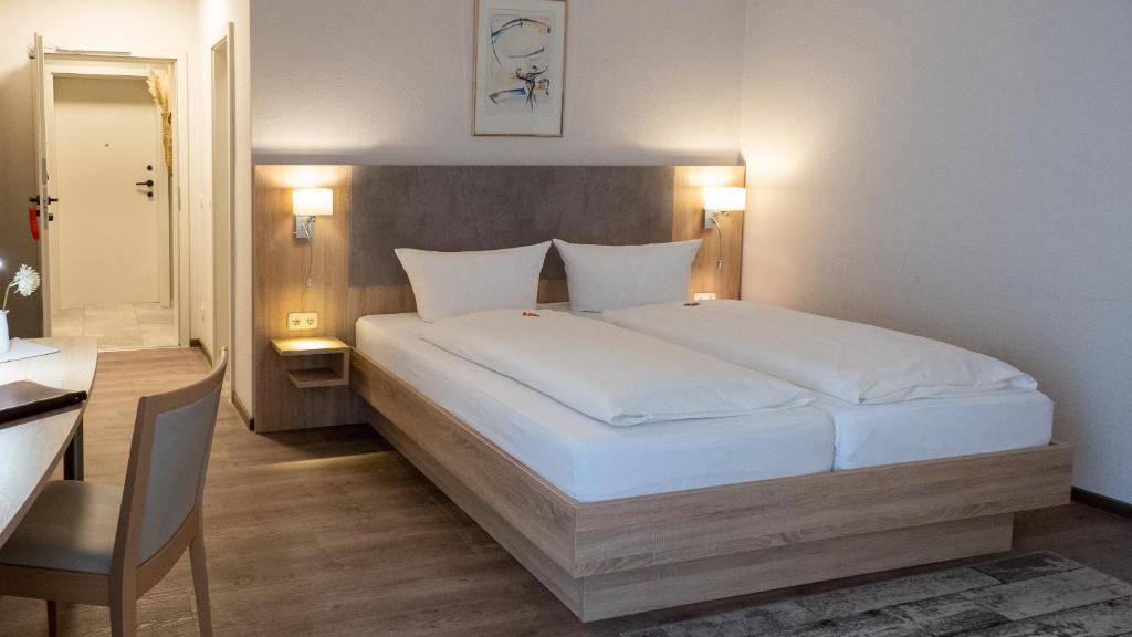 Postel nebo postele na pokoji v ubytování Altstadt-Hotel