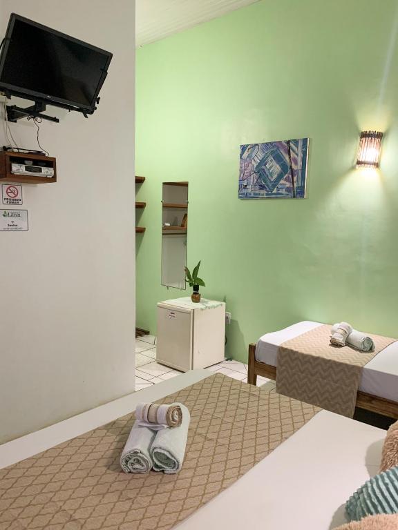 Uma TV ou centro de entretenimento em Pousada Lanai