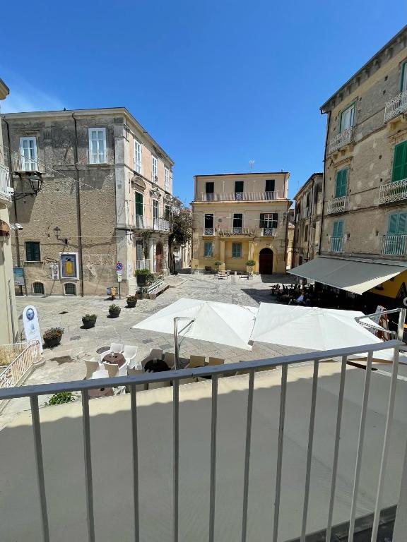 a view of a courtyard with umbrellas and buildings at A casa di Nicoletta in Tropea