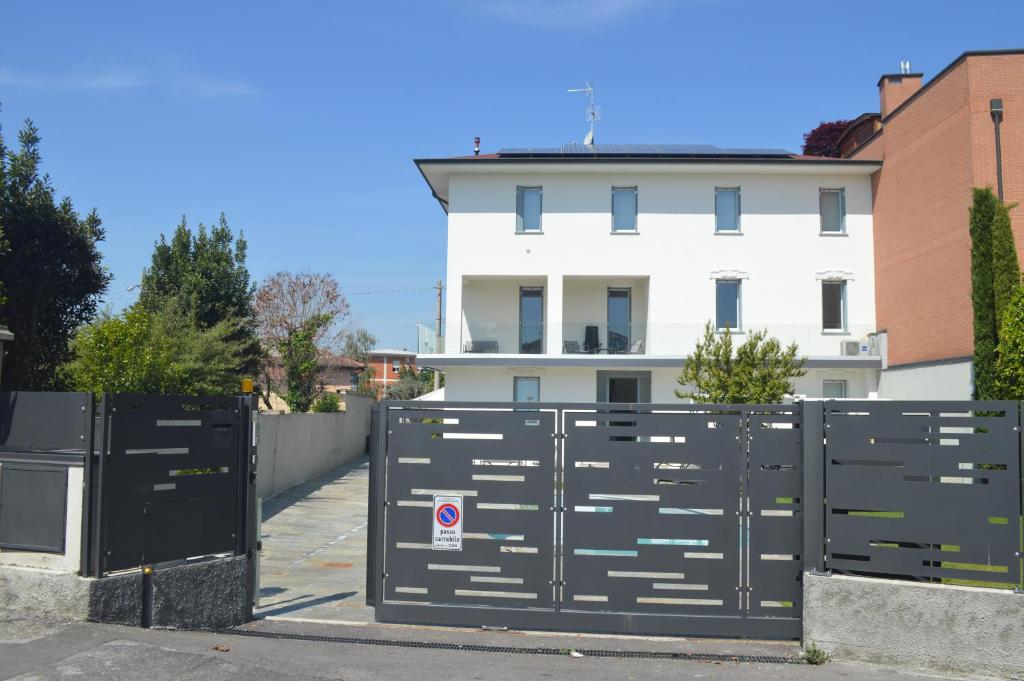 una puerta negra frente a un edificio blanco en Casa Tua en Scanzorosciate