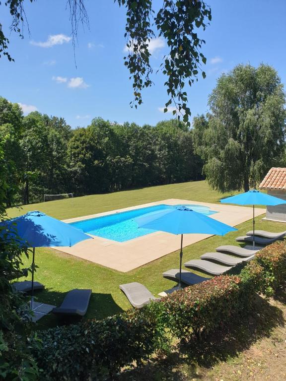 Holiday Gites in Dordogne are two charming, spacious gites offering privacy and tranquillity for that perfect get away holiday - Maison De Trois Chambres