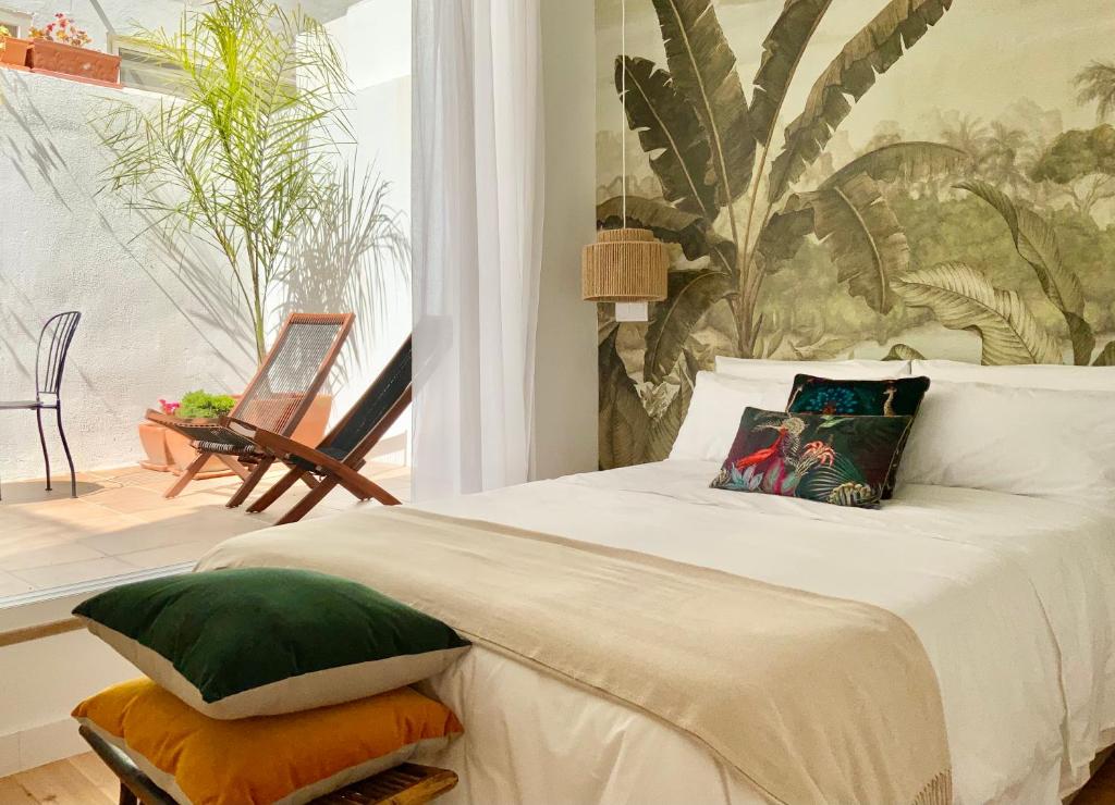 - une chambre avec un lit doté d'oreillers verts dans l'établissement Casa da Lapa, à Lisbonne