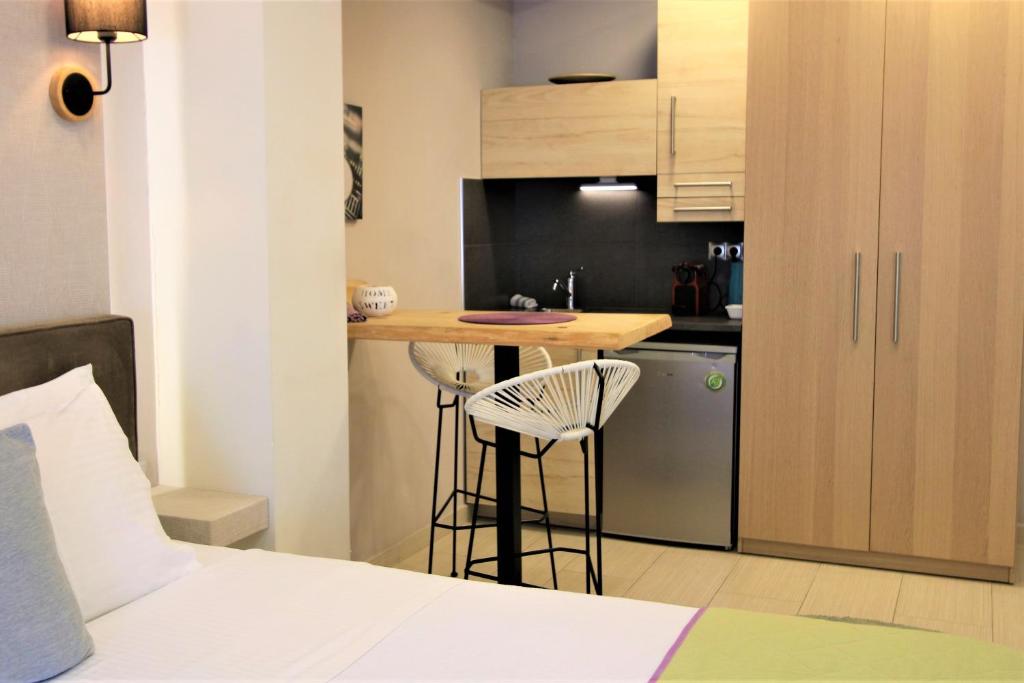 Kuchyňa alebo kuchynka v ubytovaní Aiolos Apartments Suites Ermou 64 Monastiraki Plaka 2nd Floor