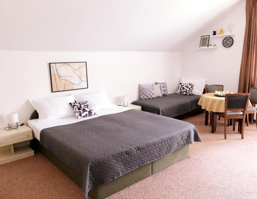 赫維茲的住宿－Villa AURA，一间卧室配有一张床、一张沙发和一张桌子