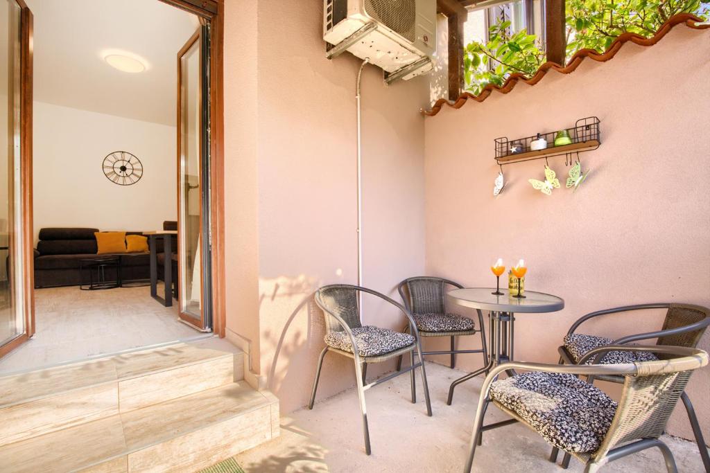 a patio with a table and chairs in a room at Amphitheater 3+2 modern apartment with terrace, WiFi, Netflix in Pula