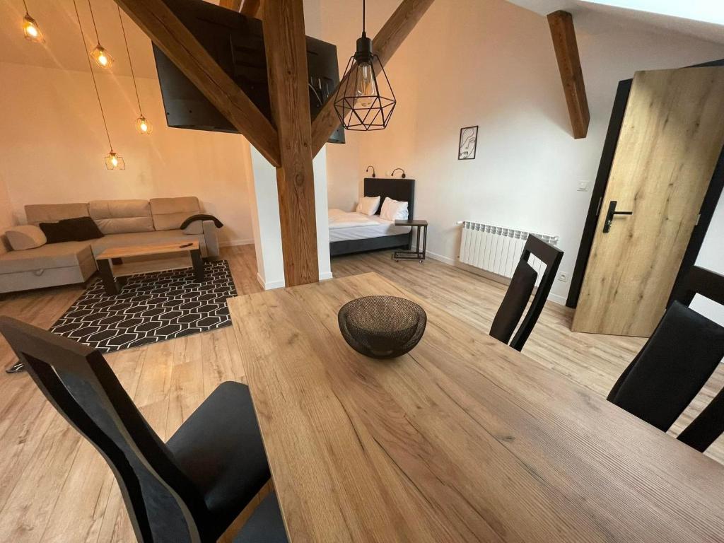 Posteľ alebo postele v izbe v ubytovaní Apartamenty Zwierzyniec Roztocze