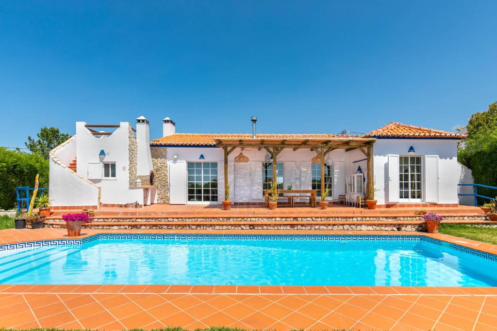 アルジェズールにあるCasa do Celeiroの家の前のプール