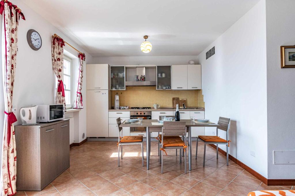 - une cuisine avec une table et des chaises dans la chambre dans l'établissement Appartamento al nido Grauno OSPITAR, à Grauno
